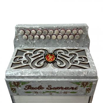 Paolo Soprani mod. Saltarello 8 (21/8 3 voci),  Tonalità SOL/DO (G/C), tastiera veloce, musette, Bianco